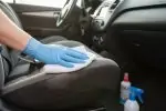 Nettoyer un siège de voiture : recette de grand-mère efficace